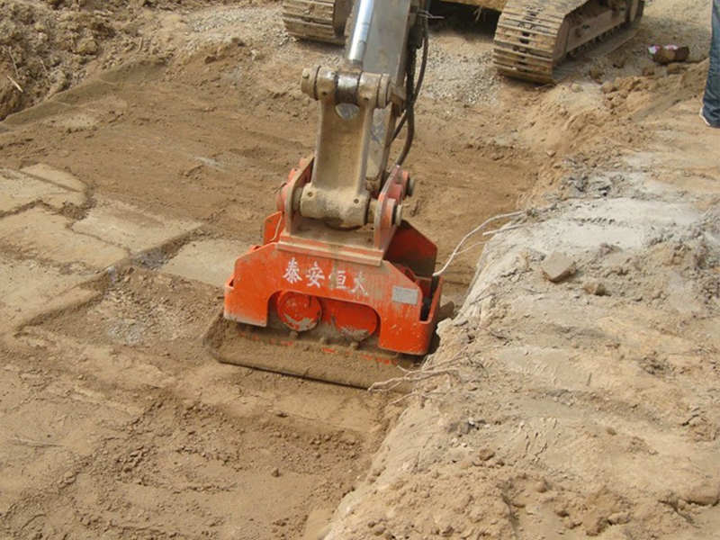 挖机振动夯对挖机影响-液压震动夯对挖掘机有什么伤害?